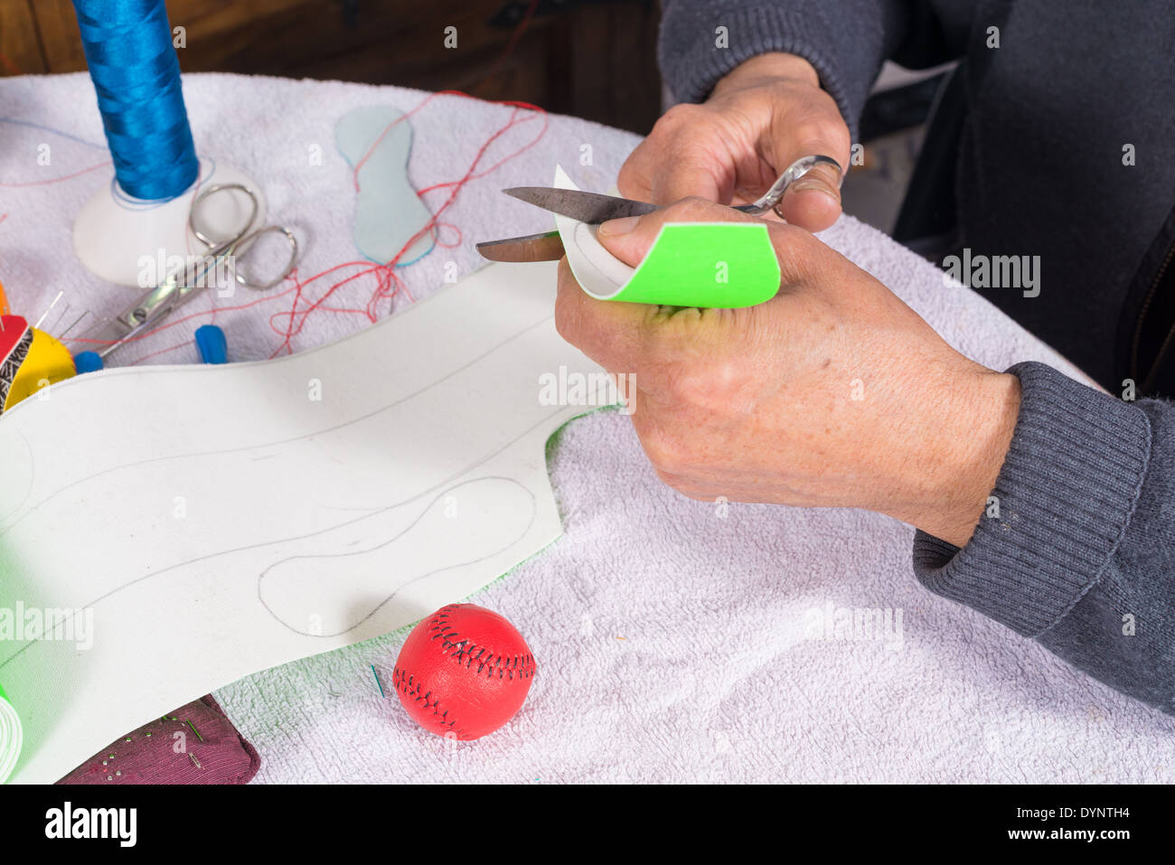 Couper des bandes de Artisan cuir à faire des boules de jai alai Banque D'Images