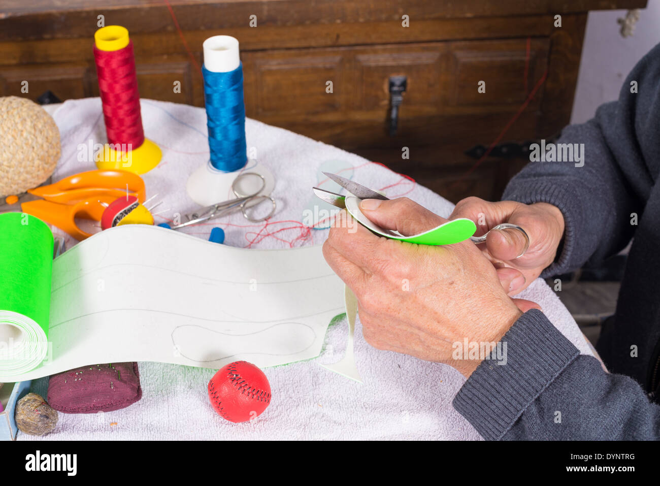 Couper des bandes de Artisan cuir à faire des boules de jai alai Banque D'Images