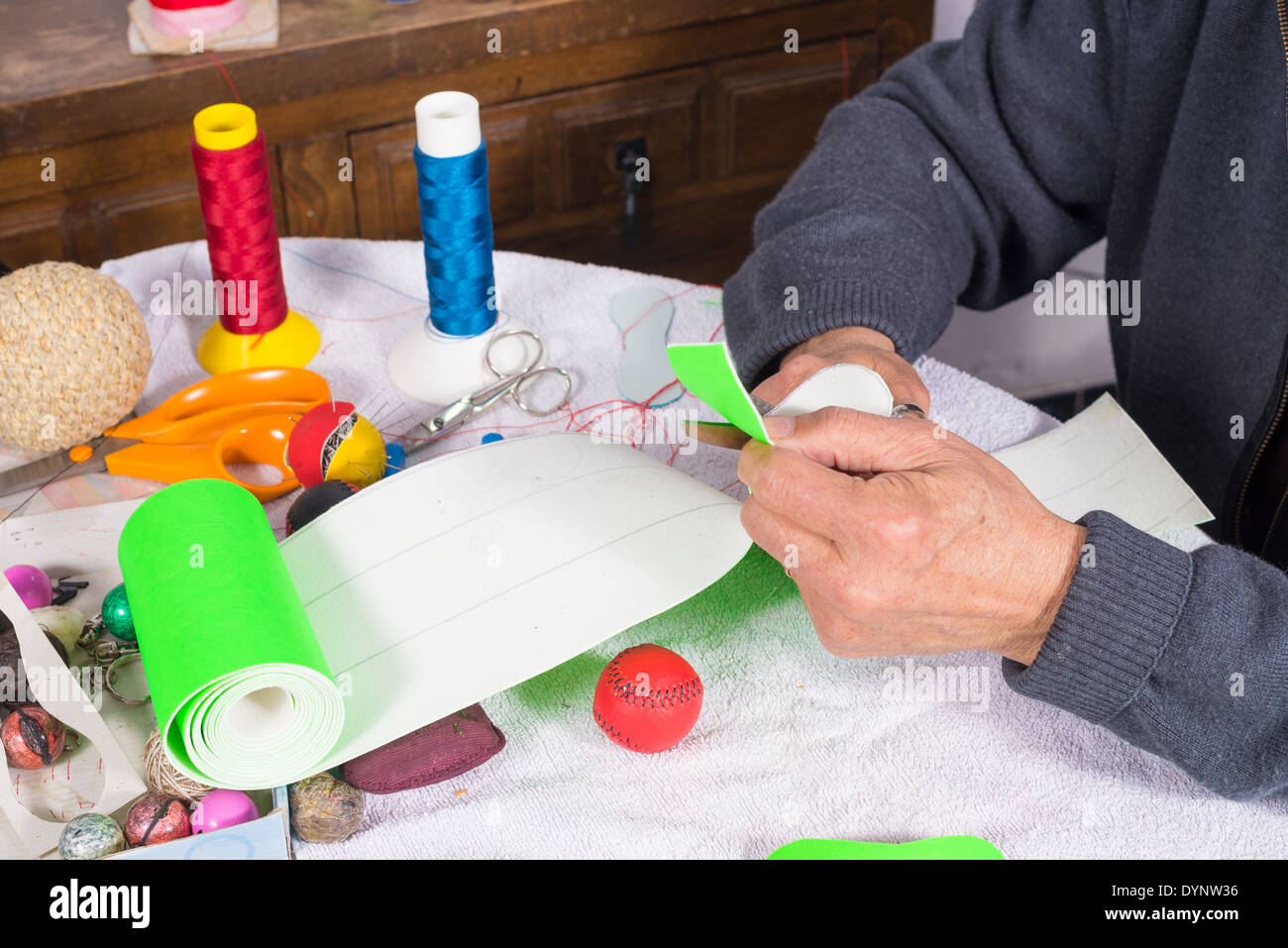 Couper des bandes de Artisan cuir à faire des boules de jai alai Banque D'Images