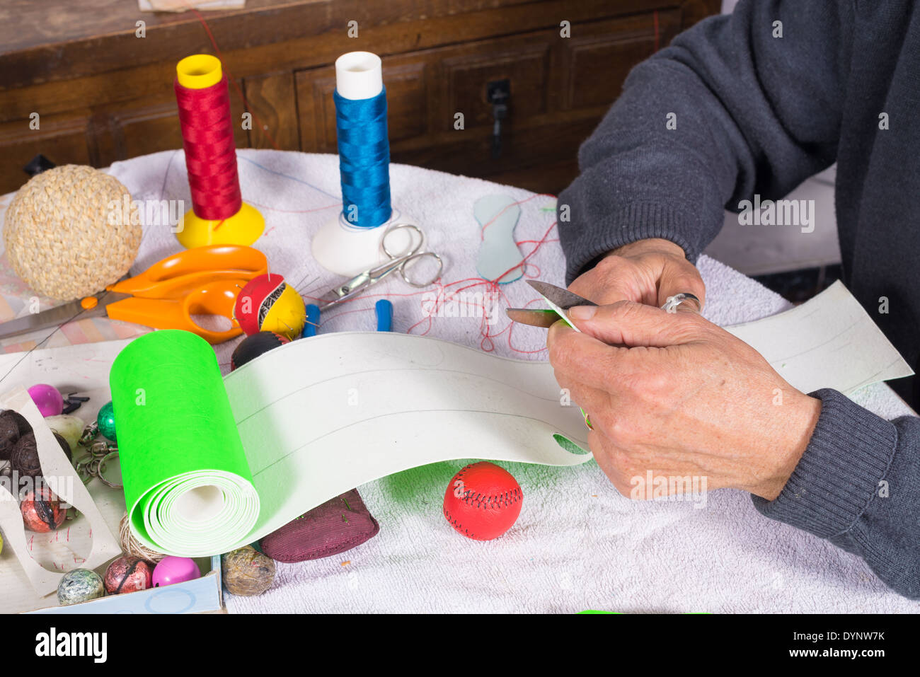Couper des bandes de Artisan cuir à faire des boules de jai alai Banque D'Images