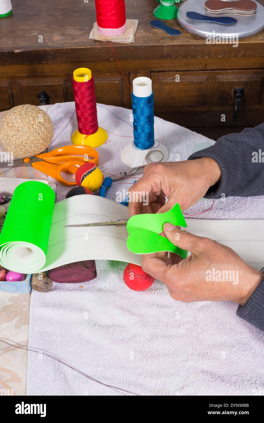 Couper des bandes de Artisan cuir à faire des boules de jai alai Banque D'Images