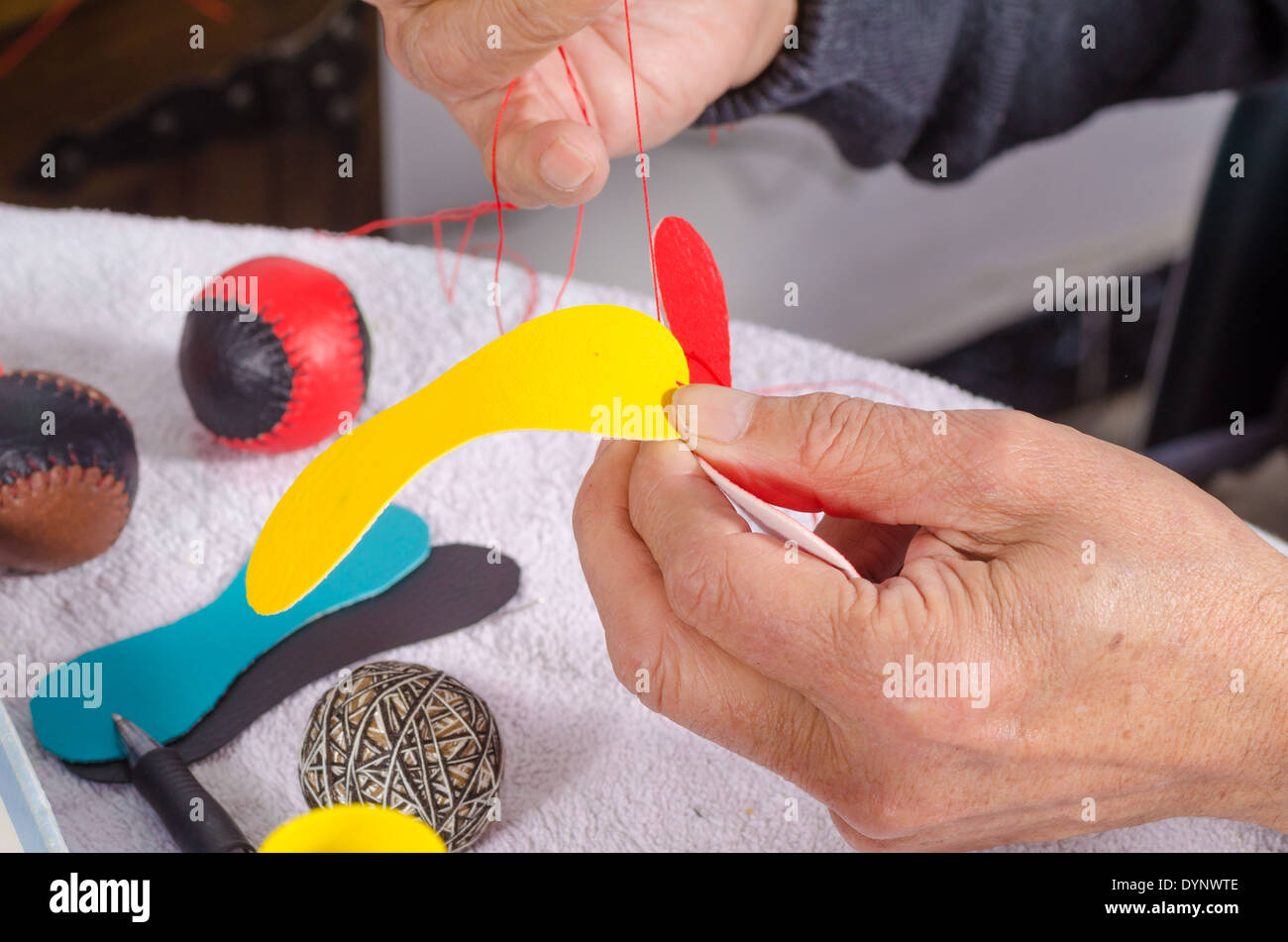 Couture main d'hommes de bandes de cuir en balles de pelote basque traditionnel Banque D'Images