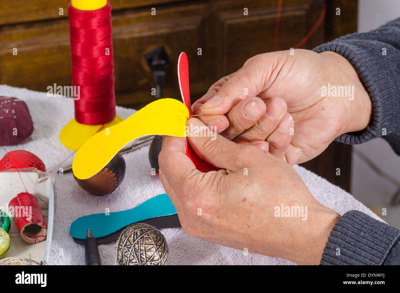 Couture main d'hommes de bandes de cuir en balles de pelote basque traditionnel Banque D'Images