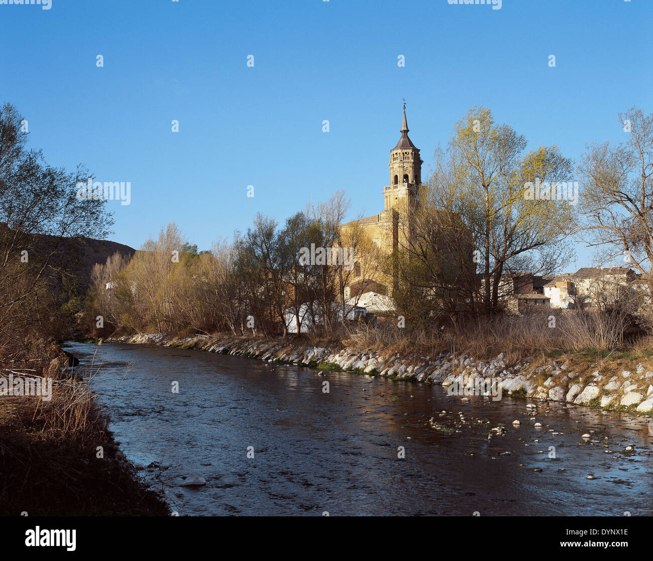 L'Espagne. La Rioja. Murillo de Rio Leza, près de Leza et Jubera rivières. Dans l'arrière-plan, l'église de San Esteban. Banque D'Images