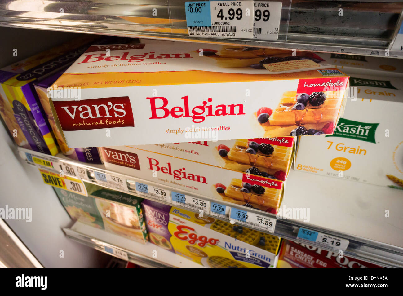 Paquets de Van's Natural Foods gaufres belges gelés sont observés avec  d'autres aliments congelés dans un supermarché congélateur à New York Photo  Stock - Alamy