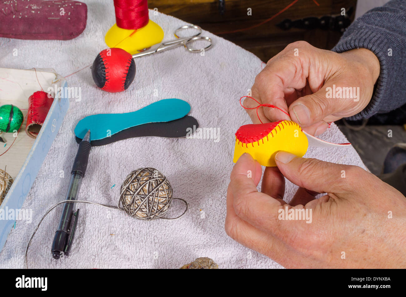 Image main d'hommes, d'artisanat du cuir traditionnel de couture sport balls Banque D'Images