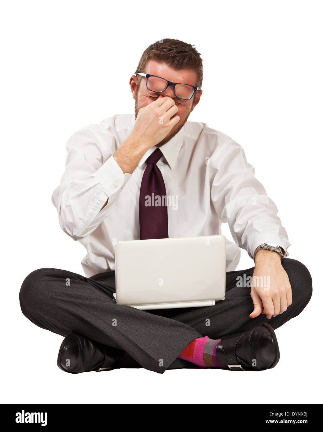 A souligné l'homme avec un ordinateur portable isolé sur fond blanc Banque D'Images