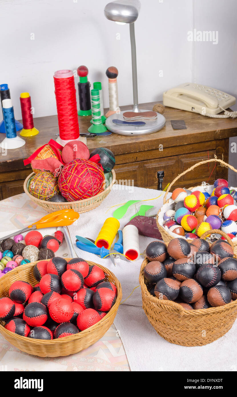 Assortiment de boules de cuir artisanal que celui utilisé pour les sports traditionnels espagnols Banque D'Images