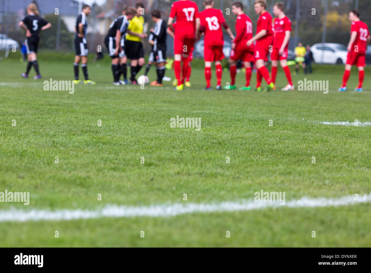 Une équipe de soccer pour préparer un coup franc lors de match de football  Photo Stock - Alamy