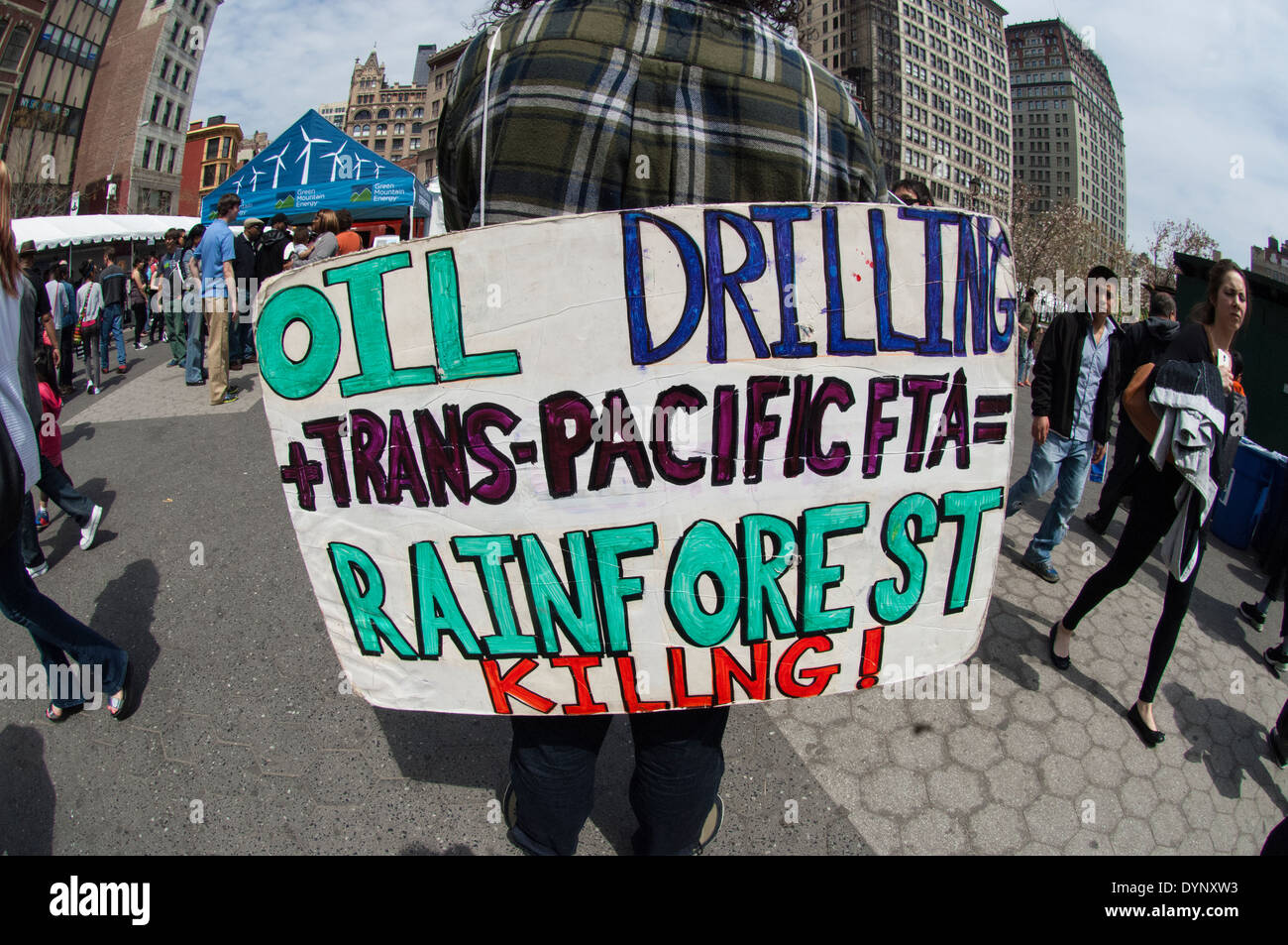 Un manifestant lors de la Journée de la Terre juste New York Banque D'Images