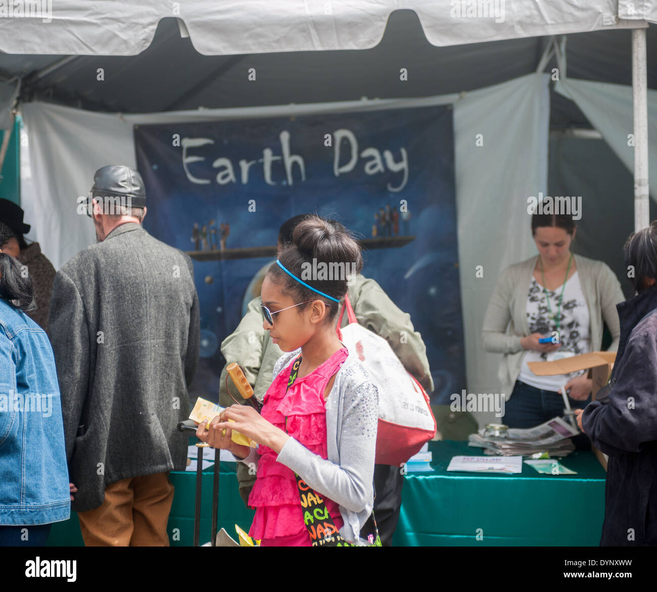 Les visiteurs de l'Union Square à New York prendre des diverses activités à la Journée de la Terre juste New York Banque D'Images