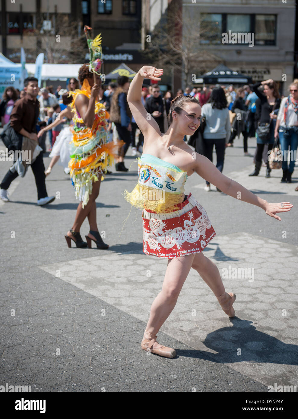 Les danseurs vêtus de costumes fabriqués à partir de matériaux recyclés effectuer à Union Square à New York au cours de la Journée de la Terre juste New York Banque D'Images