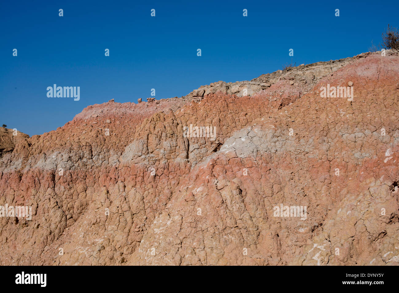 L'érosion par le vent et les précipitations sur les pentes de sol argileux y compris les couches de différentes couleurs, Monegros, Espagne Banque D'Images
