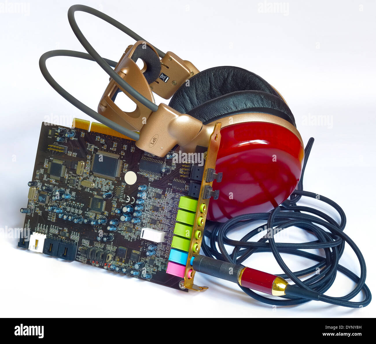 Écouteurs en bois coincé dans la fente de carte de son circuit imprimé. Le casque dispose d'un cuir doux pads Banque D'Images