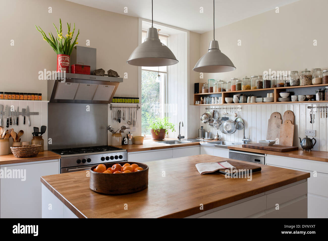 Cuisine spacieuse avec des rayonnages ouverts et les surfaces de travail en chêne massif. La télécommande s'allume et les unités sont à la fois par Ikea Banque D'Images