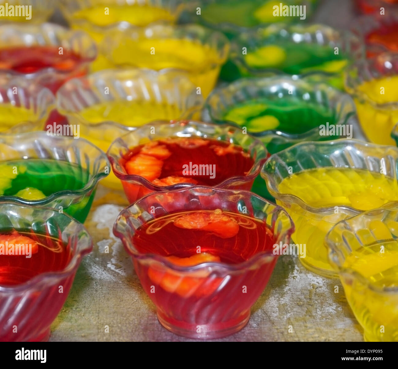 Jello colorés en Desserts bols en plastique Banque D'Images