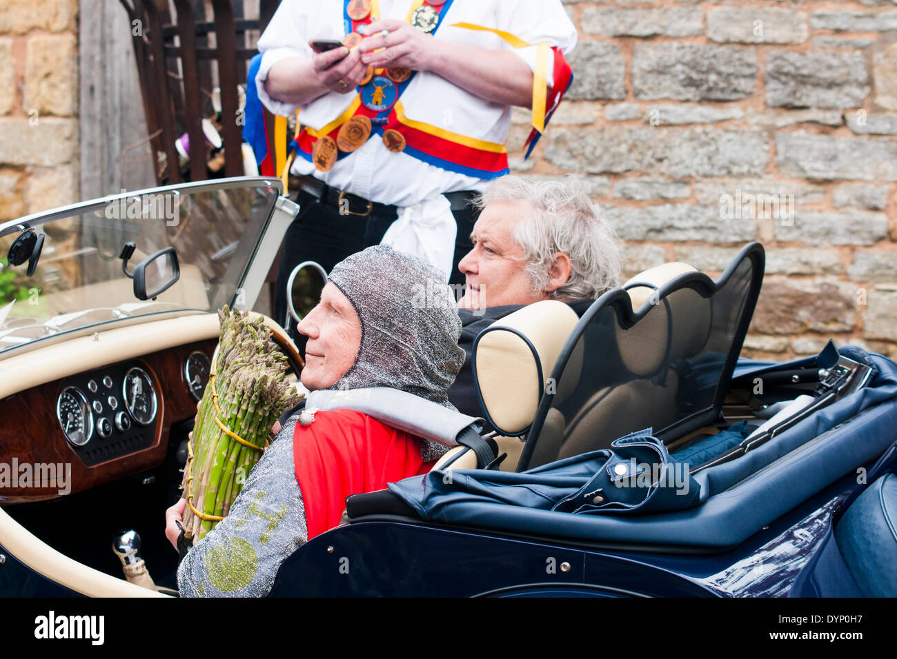 South Littleton, Evesham, Worcestershire, Royaume-Uni. 23 avril 2014. Saint Georges, Tony Haines, tenant le prix des asperges au début de la chasse au trésor à l'occasion du lancement de cette années La fête des asperges dans le Vale of Evesham sur St Georges 24. Credit : FG Ottico/ Alamy Live News Banque D'Images
