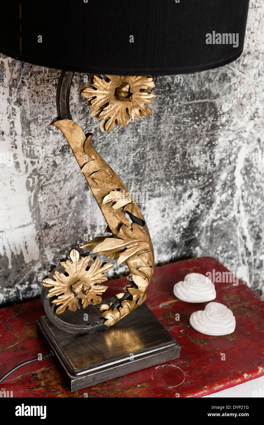 Lampe de table ornée avec des fleurs dorées Banque D'Images