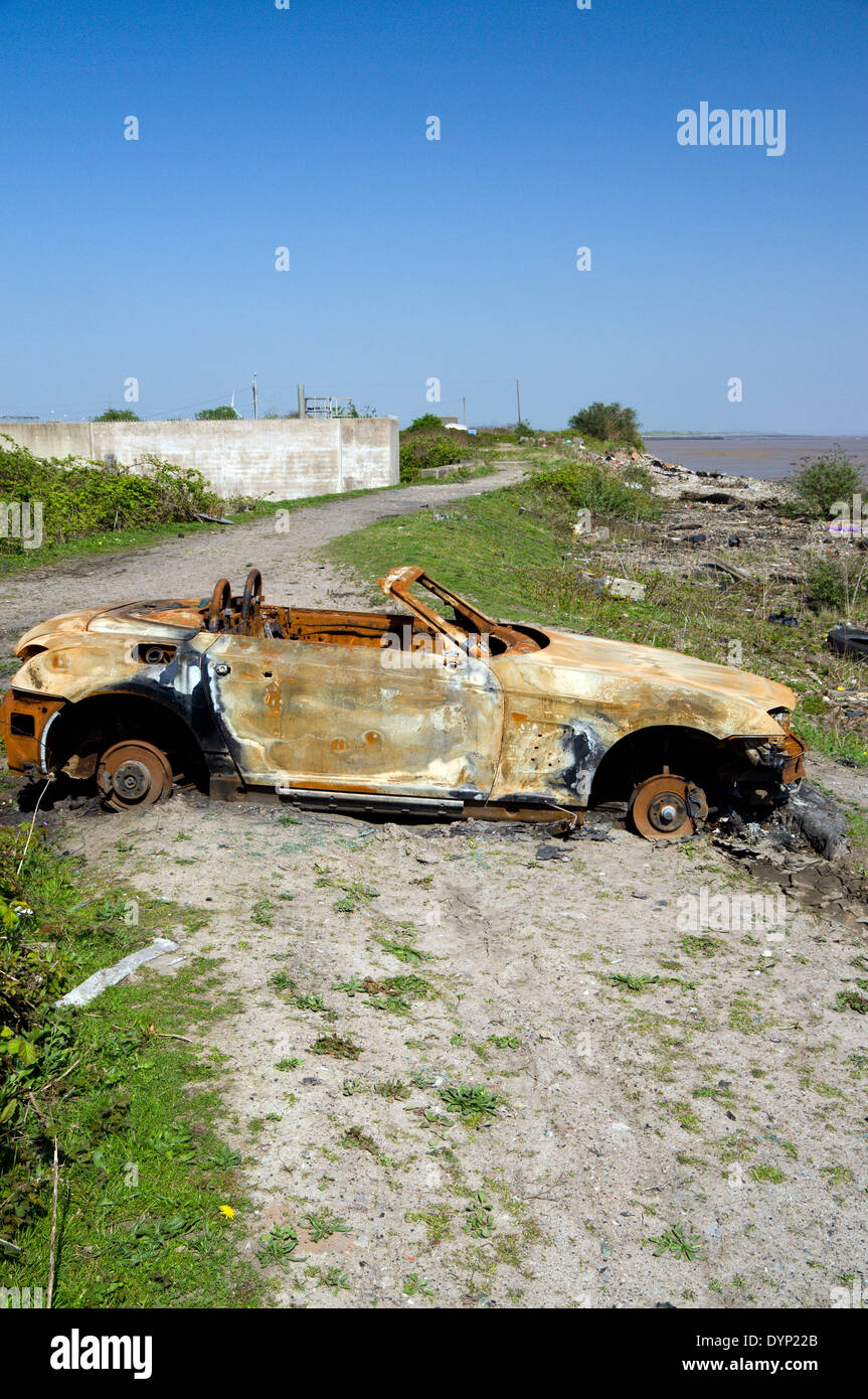 Voiture brûlée Galles blocage Coast Path, Rover Way, Cardiff, Pays de Galles, Royaume-Uni. Banque D'Images