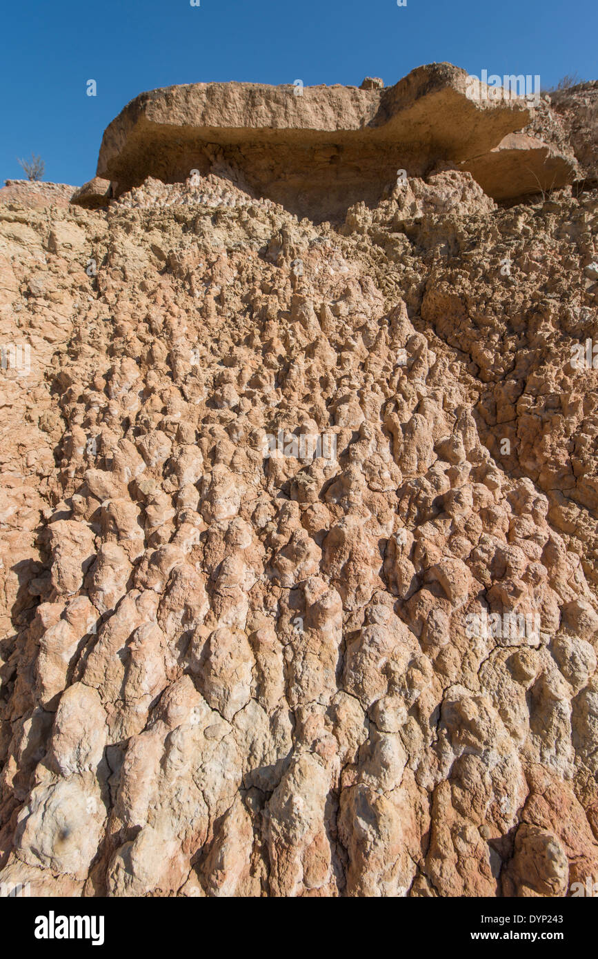 Modèle d'érosion caractéristique par la pluie sur sol à base d'argile formant dans les pinnacles aire naturelle de Monegros, Aragón, Espagne Banque D'Images