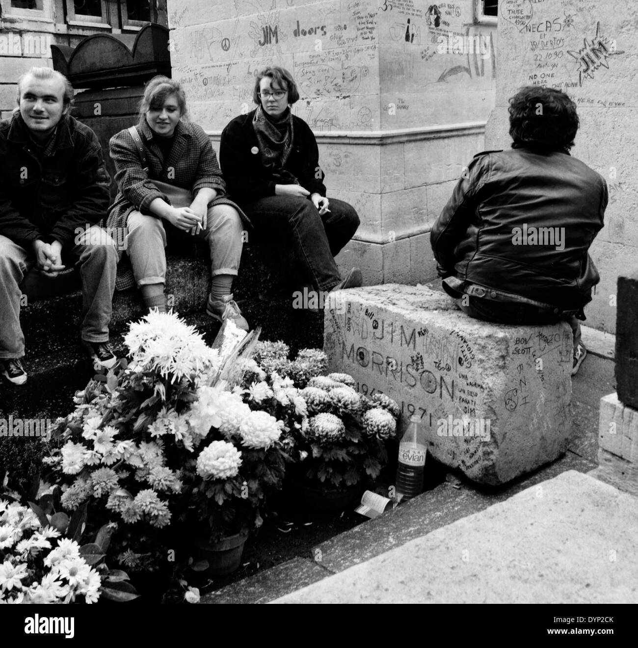 La tombe de Jim Morrison légende du rock des portes au cimetière du Père-Lachaise, Paris, 1989 Banque D'Images