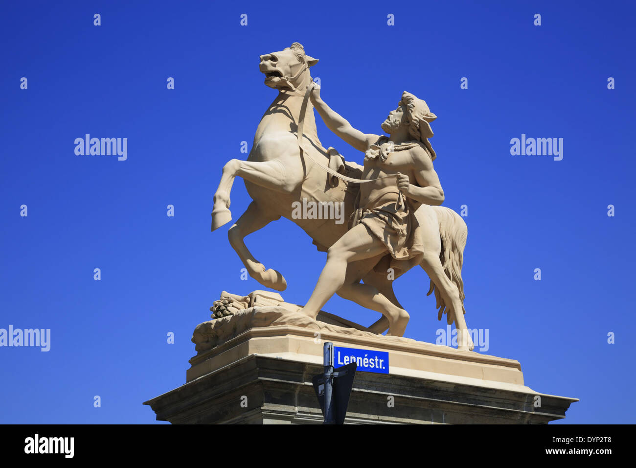 Schwerin, Schlossbruecke, statue de Cheval en face de l'église, Mmecklenburg Schleswig-holstein, Allemagne, Europe Banque D'Images