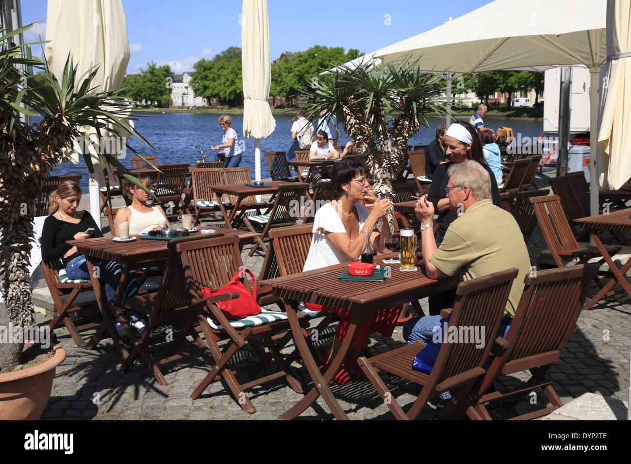 Schwerin, café à Pfaffenteich, Mecklembourg Poméranie occidentale, l'Allemagne, de l'Europe Banque D'Images