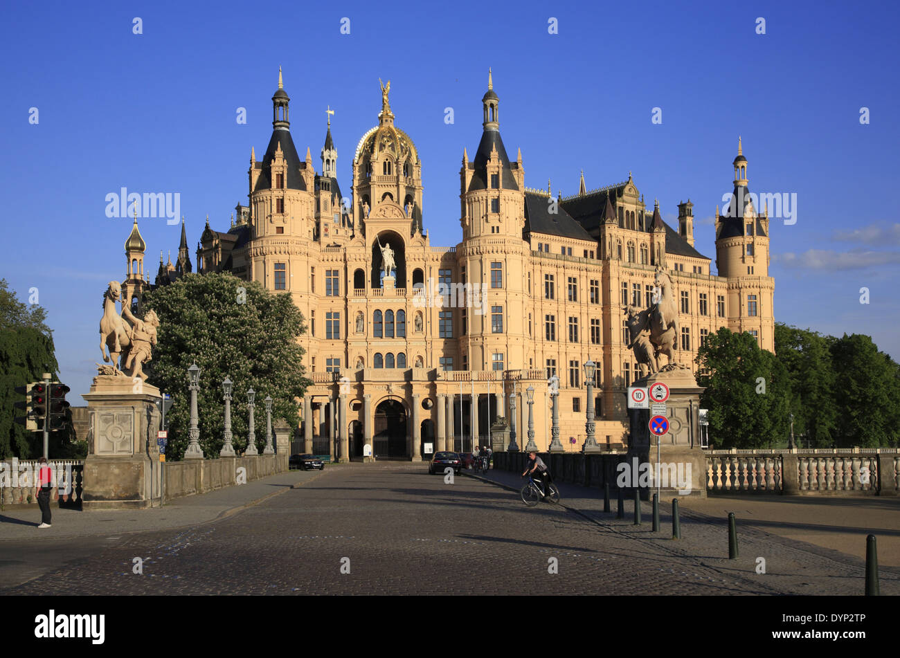 Le château de Schwerin avec pont château, Mecklembourg Poméranie occidentale, l'Allemagne, de l'Europe Banque D'Images