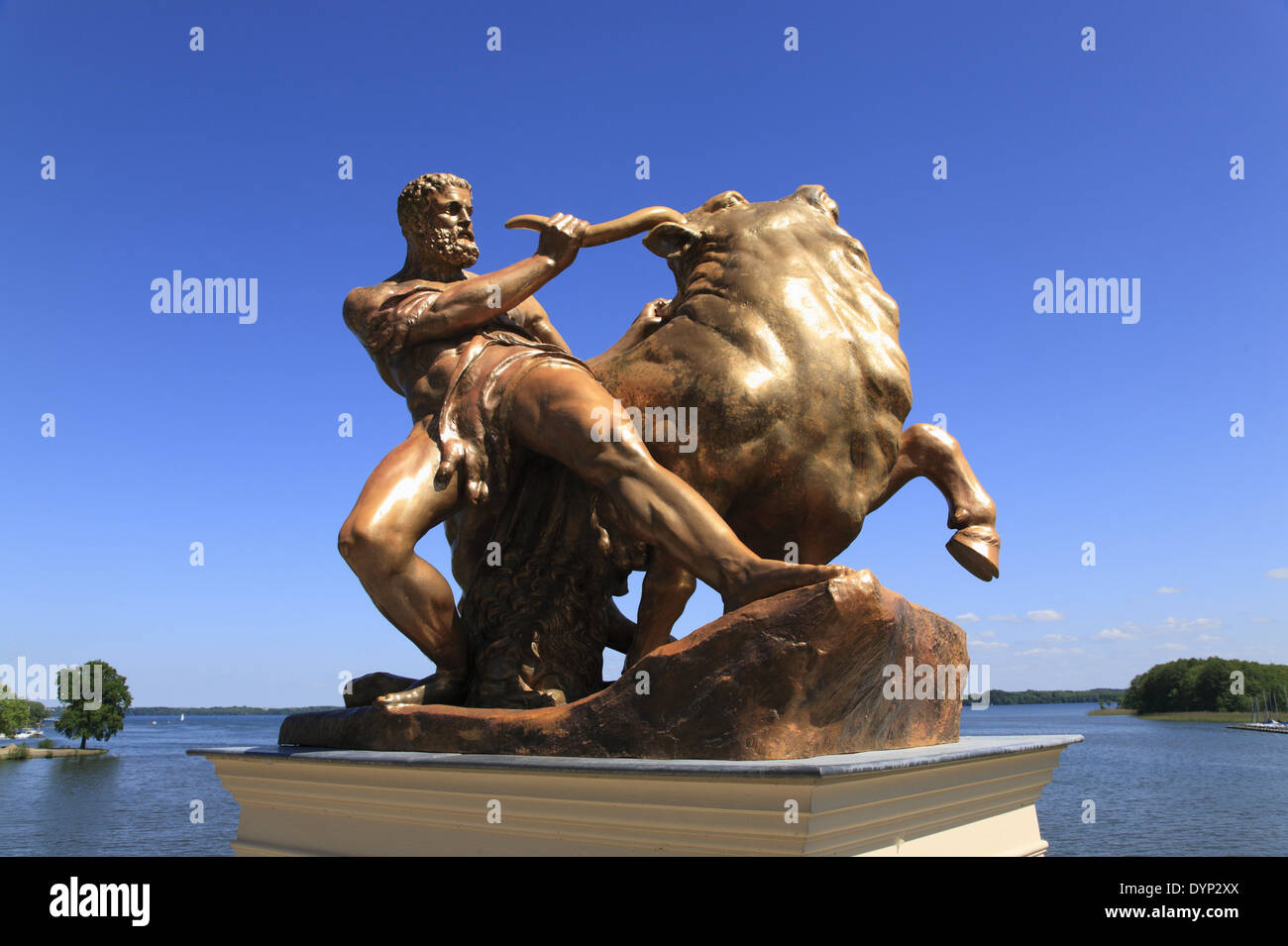 Jardin du château de Schwerin, Herakes fighing, avec le taureau, Mecklembourg-Poméranie-Occidentale, Allemagne, Europe Banque D'Images