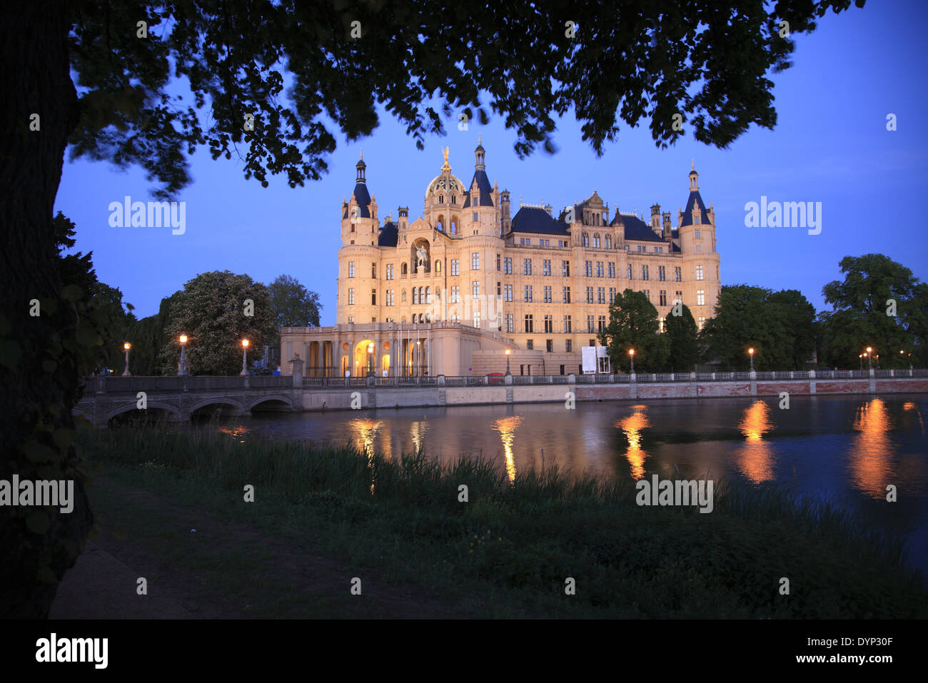Le château de Schwerin de nuit, Mecklembourg Poméranie occidentale, l'Allemagne, de l'Europe Banque D'Images