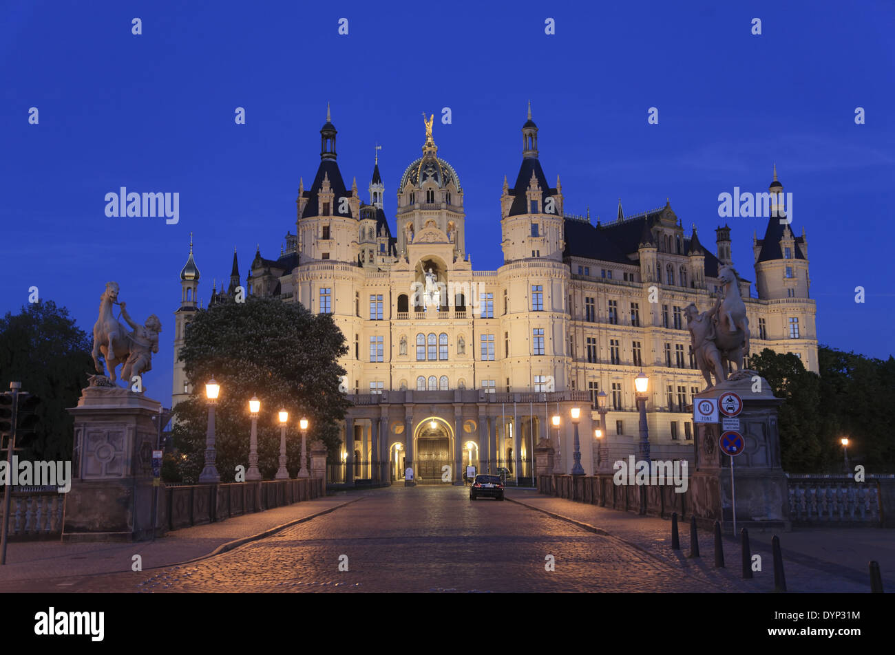 Le château de Schwerin de nuit, Mecklembourg Poméranie occidentale, l'Allemagne, de l'Europe Banque D'Images