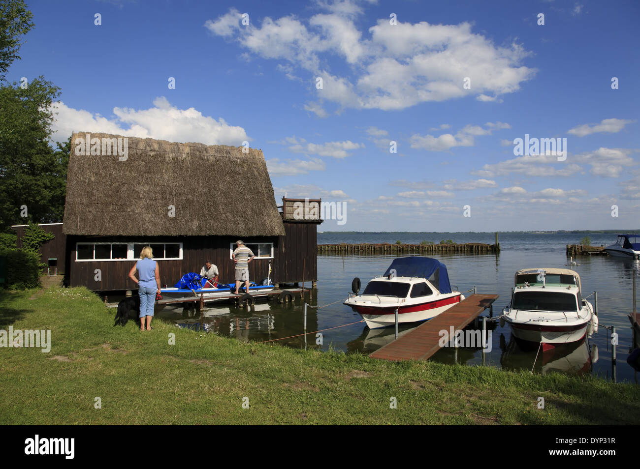 Luebstorf, le hangar à bateaux au lac de Schwerin, le Mecklembourg Poméranie occidentale, l'Allemagne, de l'Europe Banque D'Images