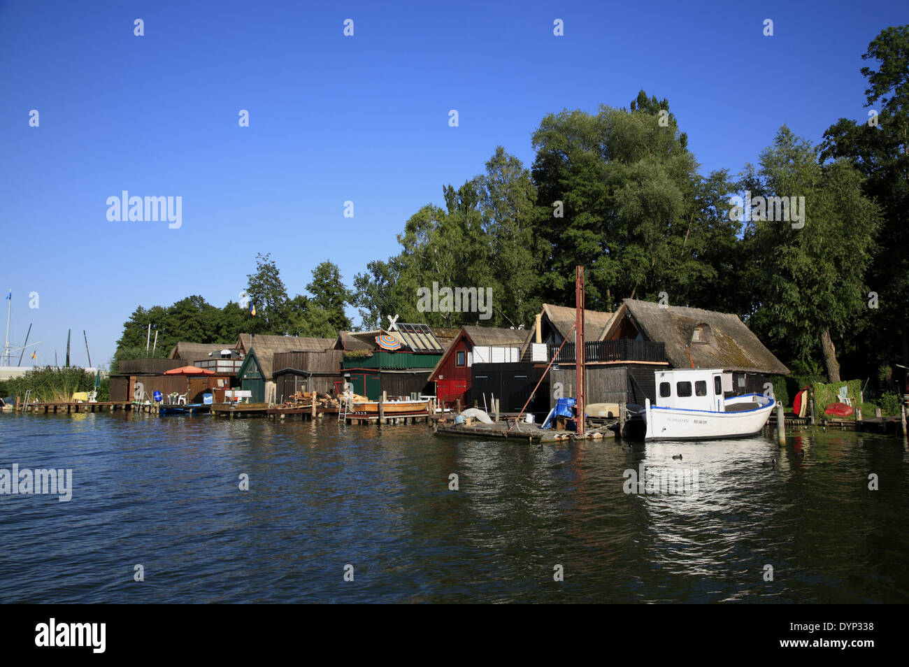 Les hangars à bateaux au lac Schweriner See, Schwerin, Mecklembourg Poméranie occidentale, l'Allemagne, de l'Europe Banque D'Images