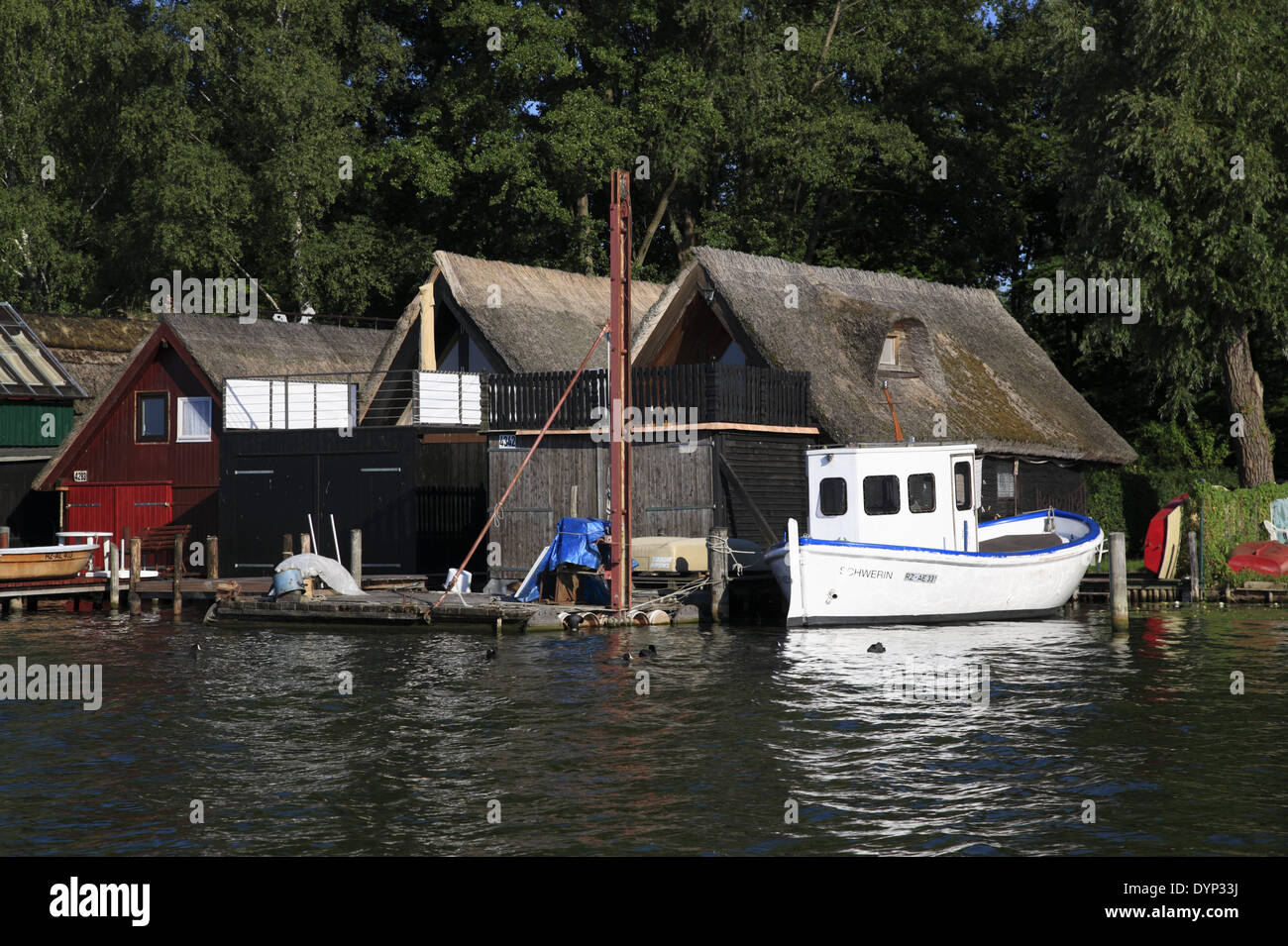 Les hangars à bateaux au lac Schweriner See, Schwerin, Mecklembourg Poméranie occidentale, l'Allemagne, de l'Europe Banque D'Images