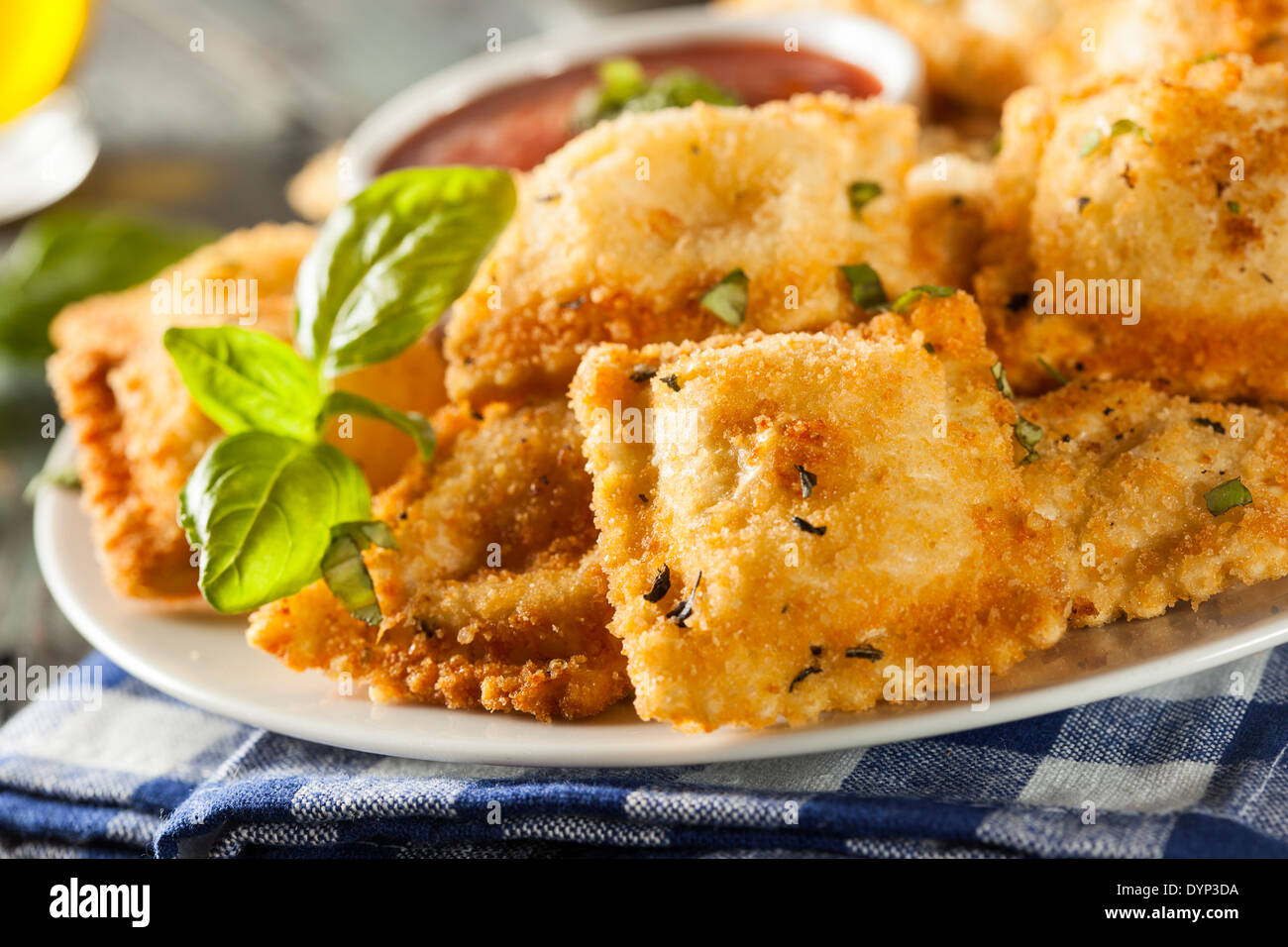 Raviolis Frits maison avec sauce marinara et basilic Banque D'Images