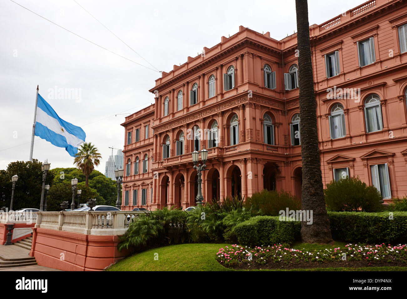 Aile nord et drapeau argentin à la Casa Rosada (maison rose bureau du président de la nation argentine Buenos Aires Banque D'Images