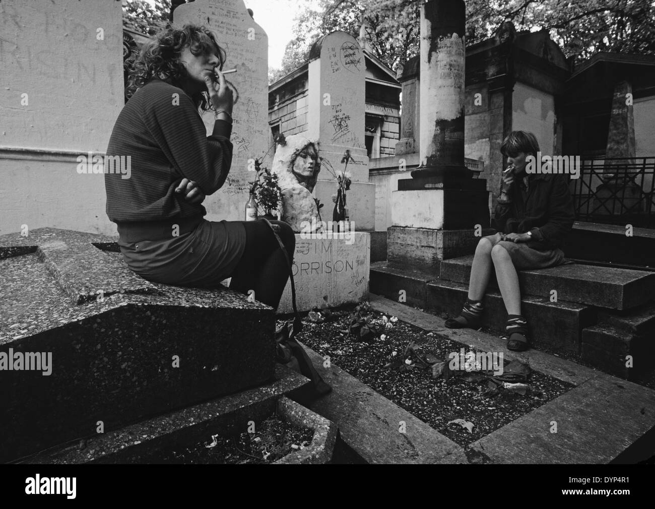La tombe de Jim Morrison. chanteur principal du groupe de rock portes au cimetière du Père-Lachaise, Paris, 1983 Banque D'Images