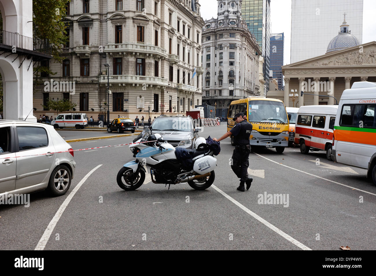 Policia Federal argentine moto de la police fédérale de la circulation en service à la restriction de la route centre-ville de Buenos Aires Argentine Banque D'Images