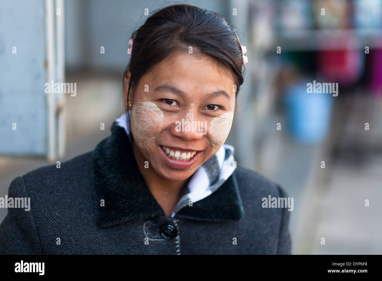 La femme sourit avec thanaka sur son visage, pyin u lwin, Région de Mandalay, Myanmar (Birmanie) Banque D'Images