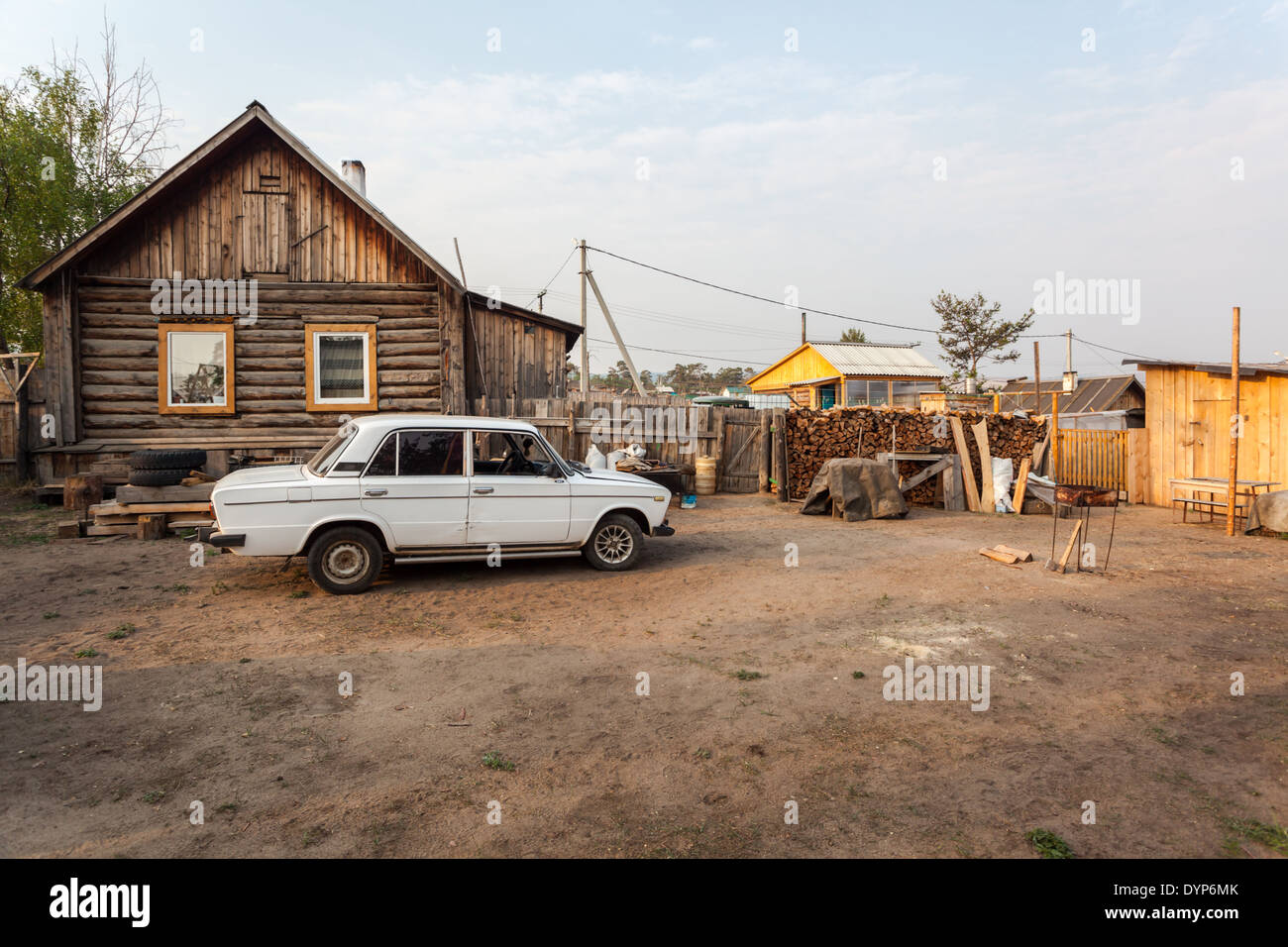 Maison en bois et voiture sur la cour dans Khuzhir, l'île Olkhon, Lac Baikal, Sibérie, Russie Banque D'Images