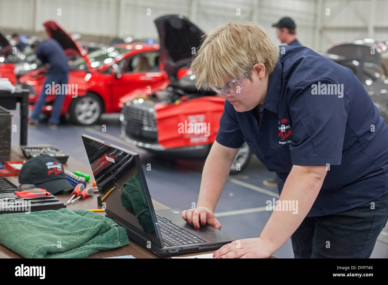 Les élèves du secondaire participent à concurrence de réparation automobile Banque D'Images