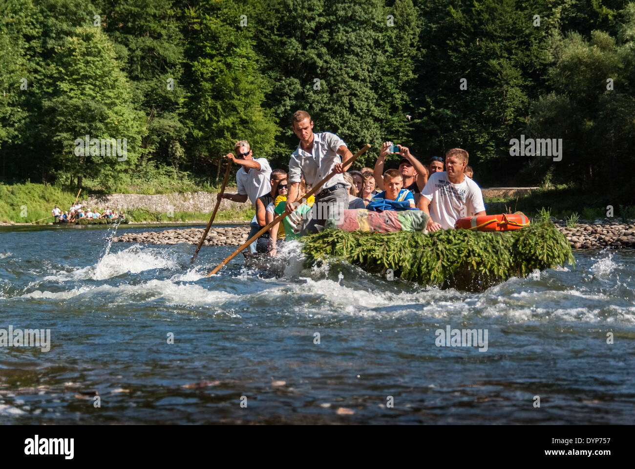 Rafting sur la rivière Dunajec, Pieniny, Pologne Banque D'Images