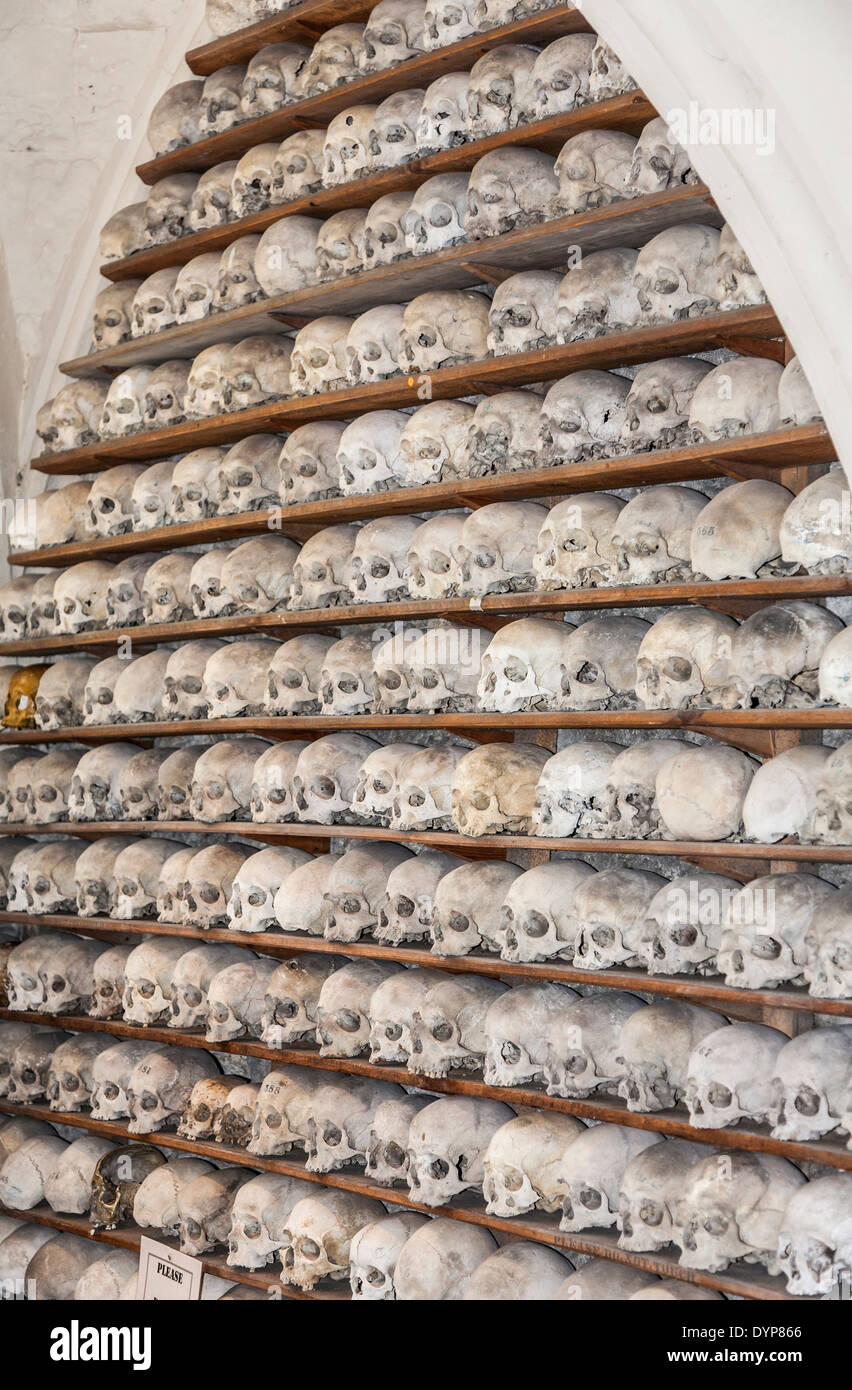 Église St Leonard's dans la ville de Cinque Port Hythe, dans le Kent contient un ossuaire - Tablettes de crânes humains Banque D'Images