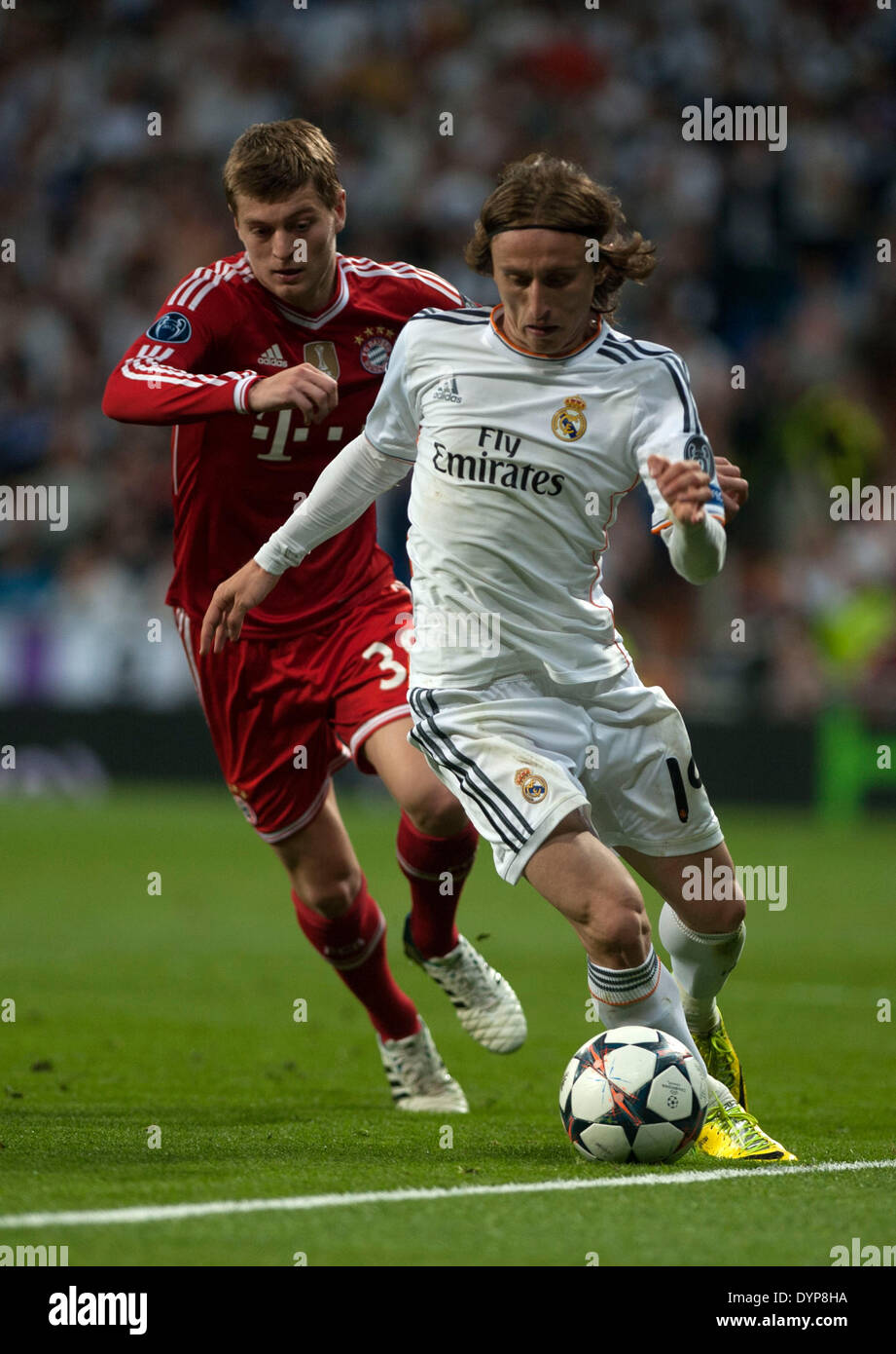 Madrid, Espagne. Apr 23, 2014. Real Madrid's Luka Modric (R) rivalise avec le Bayern Munich Toni Kroos durant leur Champion UEFA première demi-finale de la Ligue de football match de jambe à Madrid, Espagne, le 23 avril 2014. Le Real Madrid a remporté le match 1-0. © Xie Haining/Xinhua/Alamy Live News Banque D'Images