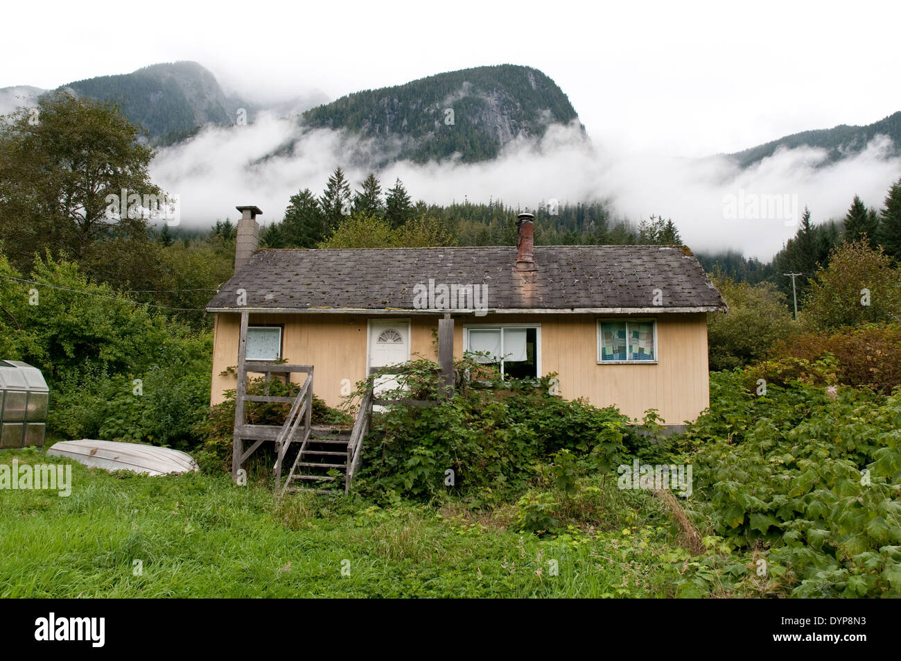 Une maison sur la réserve de la Première nation Wuikinuxv, dans la forêt du Grand Ours, Rivers Inlet, en Colombie-Britannique, Canada. Banque D'Images