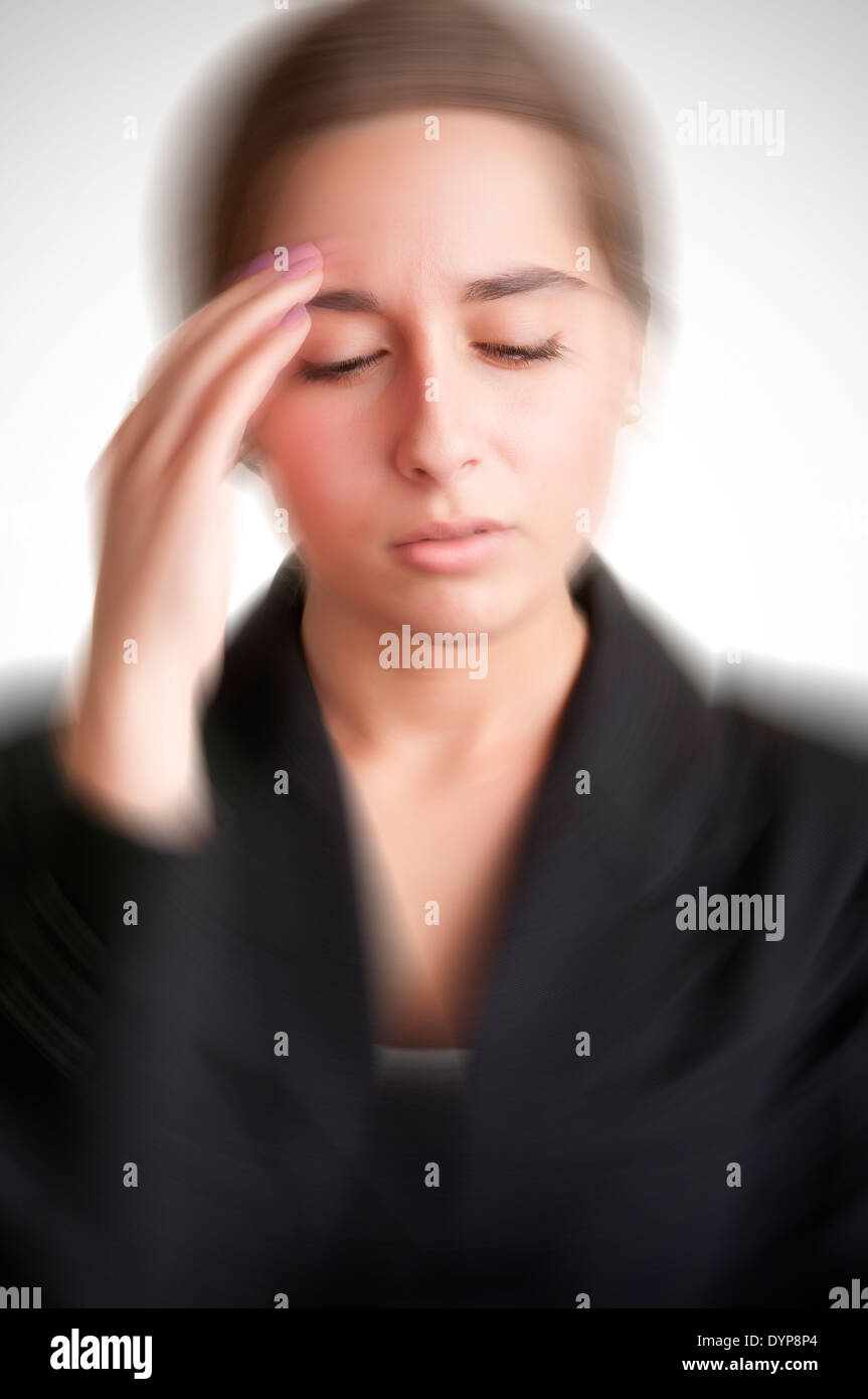 Femme d'affaires souffrant d'un mal de tête, tenant sa main à la tête, avec effet de flou radial appliqué Banque D'Images