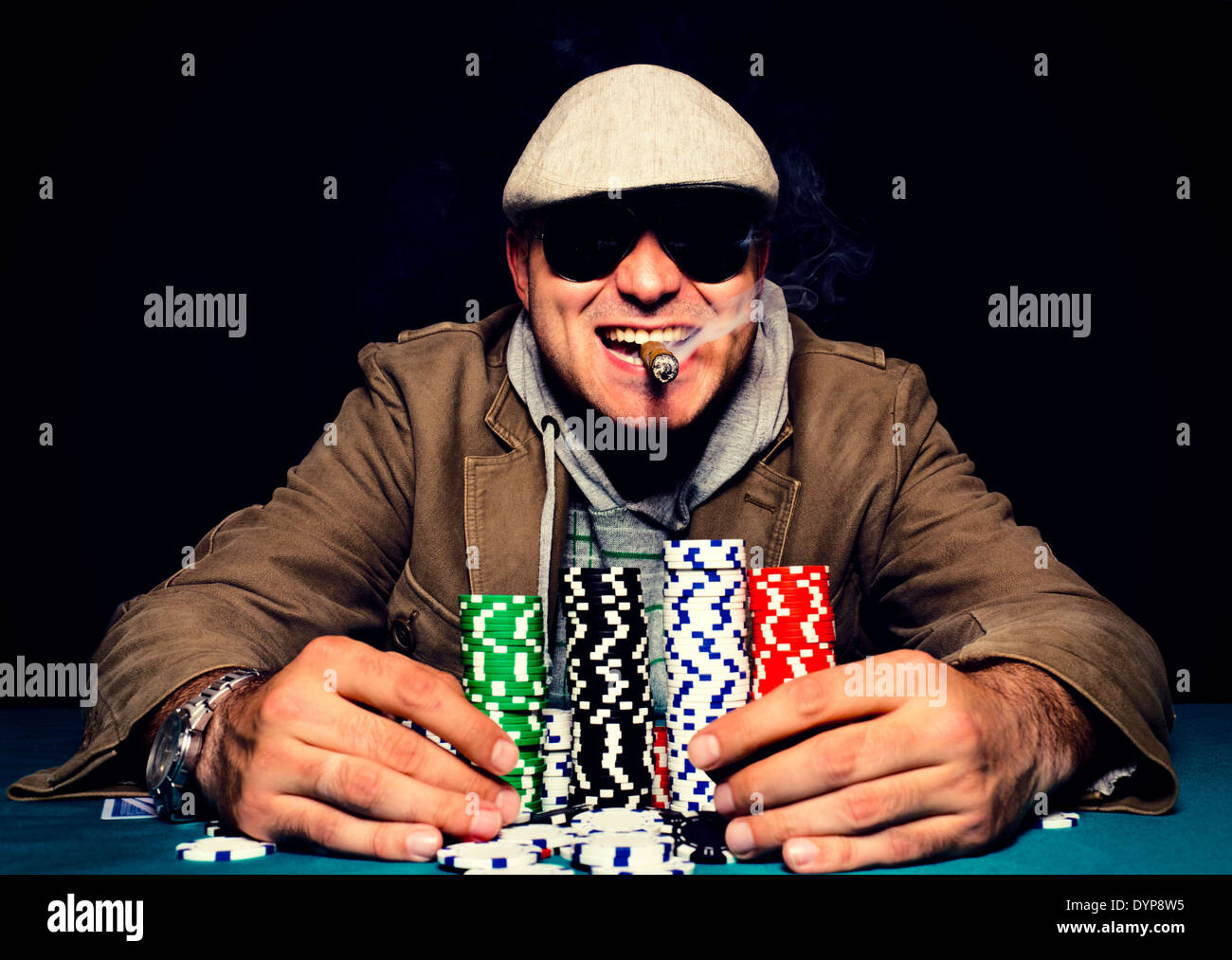Heureux poker face sur l'homme.focus sélectif sur la tête d'homme Banque D'Images
