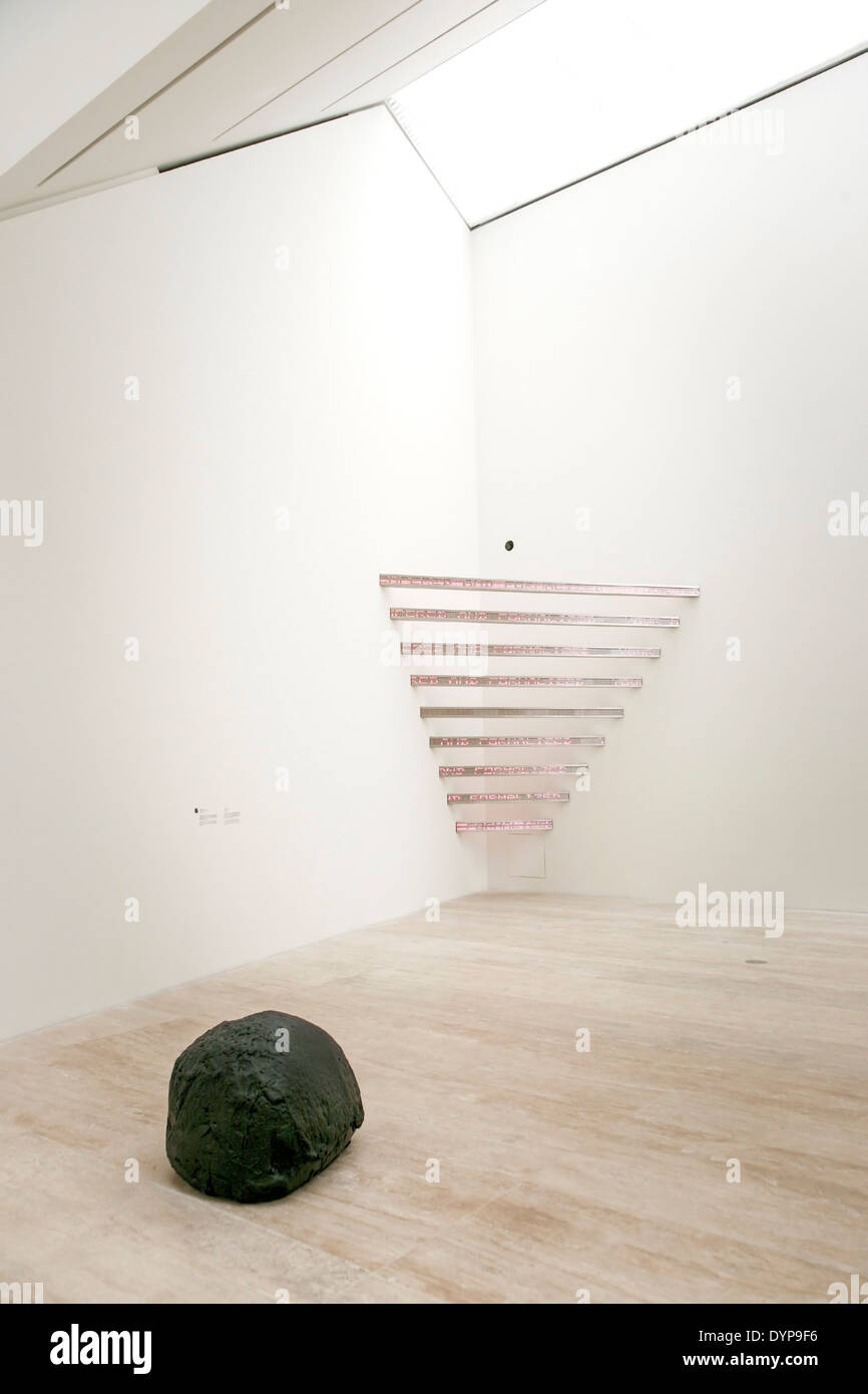 Inaugeral la pièce au Museo Jumex musée possède des bandes de LED de la sculpture d'angle par Jenny Holzer & marbre morceau par Gabriel Orozco Banque D'Images