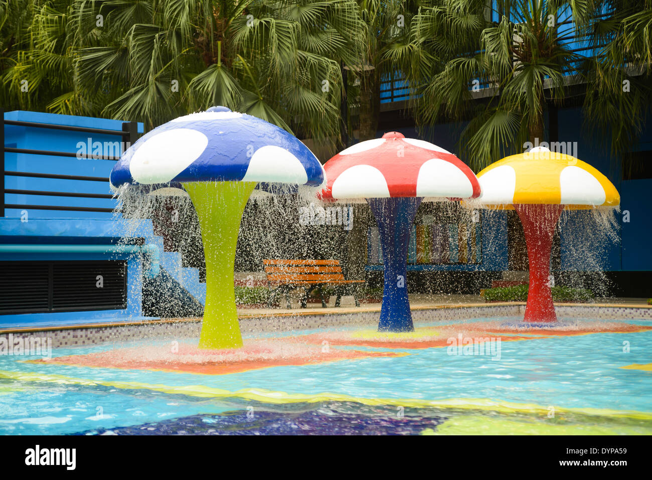 3 Sculptures De Champignons Colores Pulverisation De L Eau Dans Une Piscine Pour Bebe A Nong Nooch Park Resort Thailland Photo Stock Alamy