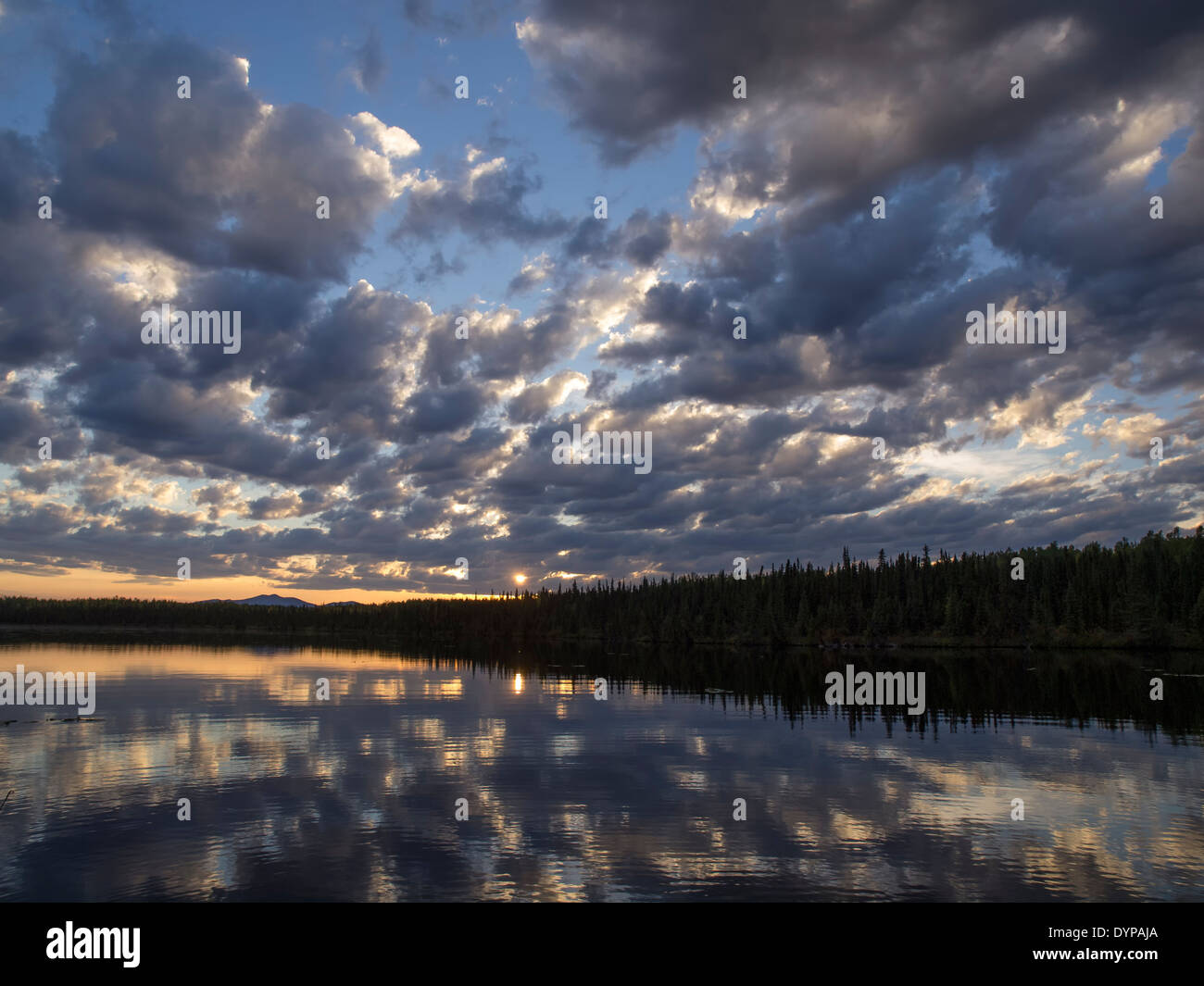 Soirée coucher du soleil avec des nuages épars reflétant l'éclairage dans Morchua Lake Banque D'Images